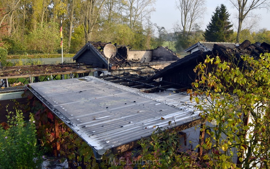 Feuer 1 brannten 3 Lauben Koeln Fuehlingen Kriegerhofstr P067.JPG - Miklos Laubert